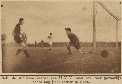 870928 Afbeelding van een spelmoment uit de voetbalwedstrijd U.V.V. (Utrecht)-V.O.C. (Rotterdam), op het U.V.V.-terrein ...
